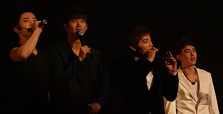 Tập_tin:2PM_at_"Hands_Up_Asia_Tour"_in_Seoul,_3_September_2011.jpg