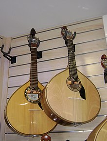 מימין: גיטרה ליסבואה, משמאל: גיטרה קוימברה