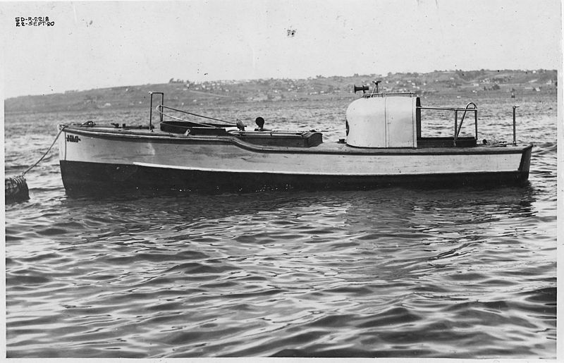 File:35 foot motor boat at San Diego, California. - NARA - 295458.jpg