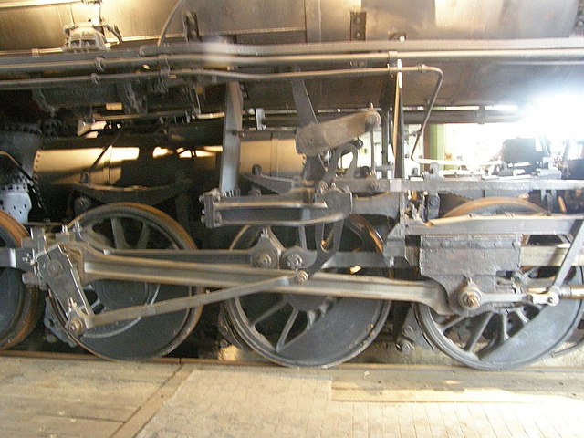 The same Russian Decapod, showing the large gap between the boiler and drivers, typical of locomotives designed for Russia