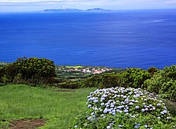 Островот Грасиоза, виден од Сао Жоржи (остров), Азорски острови..