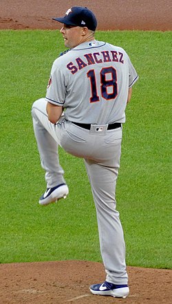 Aaron Sanchez rzuca się na Houston Astros w 2019 roku (Cropped).jpg