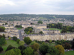 Панорама към северната част на града с характерната жилищна структура - „Royal Crescent“.