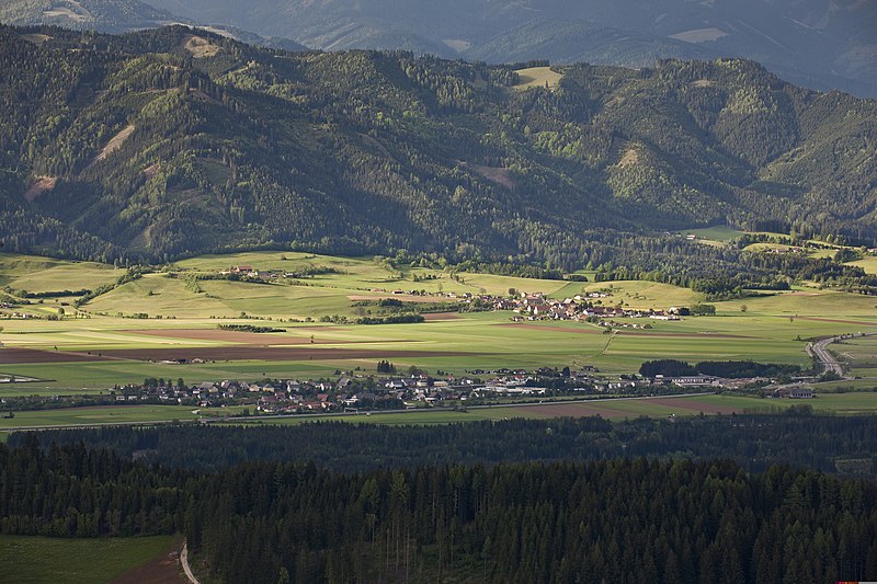 File:Aichdorf und Rattenberg von Süden.jpg