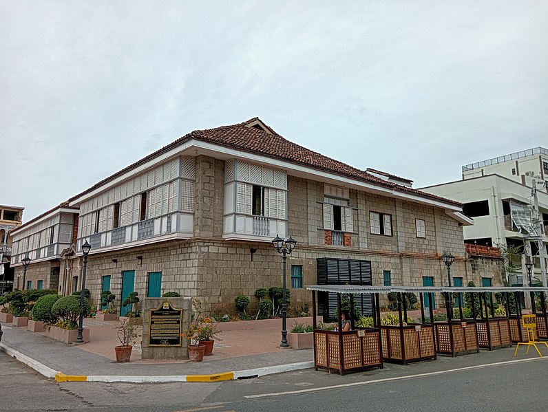 File:Alberto Mansion, Biñan, Laguna, February 2023.jpg