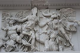 Atenea contra Alción, detalle del friso de la Gigantomaquia del Altar de Pérgamo, primera mitad del siglo II a. C.