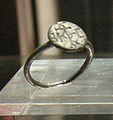 Anello d'argento sigillare e beneaugurale, vi-vii sec., con monogramma greco su croce.jpg