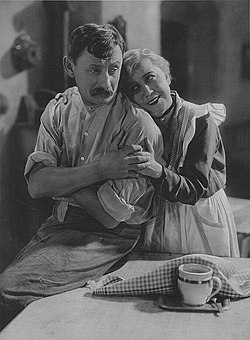 Vlasta Burian a Růžena Šlemrová ve filmu Anton Špelec, ostrostřelec (1932)
