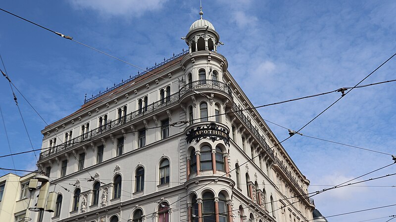 File:Apothekerhaus zur hl. Brigitta, Wallensteinplatz 11.jpg