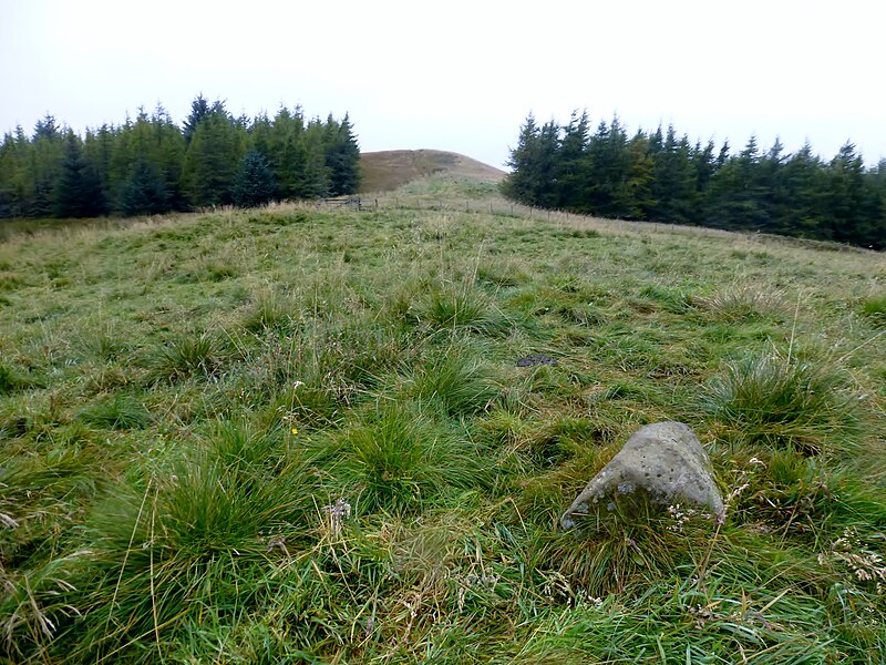 File:Approaching Ephope Law - geograph.org.uk - 4697550.jpg