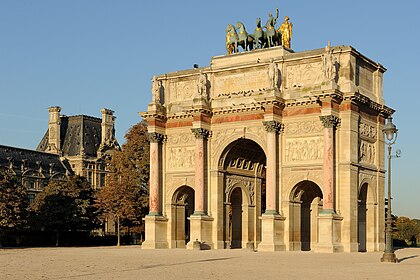 Arco do Triunfo do Carrossel, um arco triunfal localizado na Praça do Carrossel, em Paris, França. É um exemplo de arquitetura neoclássica na ordem coríntia. Foi construído entre 1806 e 1808 para comemorar as vitórias militares de Napoleão nas Guerras da Terceira e Quarta Coligações. O Arco do Triunfo de l'Étoile, no final da Champs-Élysées, foi projetado no mesmo ano; tem cerca de duas vezes o tamanho e não foi concluído até 1836. (definição 3 918 × 2 612)