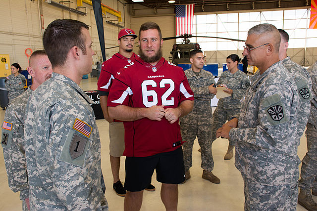 Cardinals' guard Ted Larsen visits servicemen at Papago Military Reservation