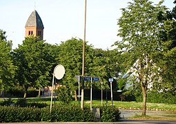 Väg med Askovs kyrka i bakgrunden