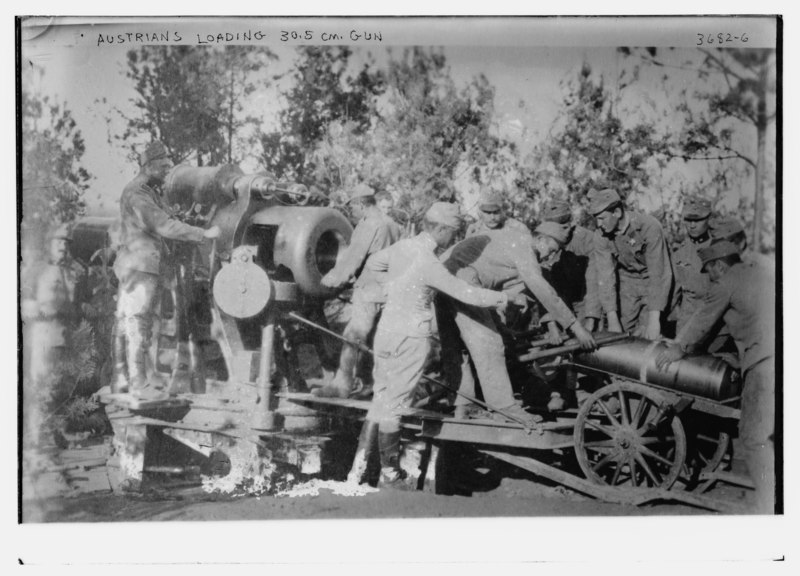 File:Austrians loading 30.5 cm. gun LCCN2014700391.tif