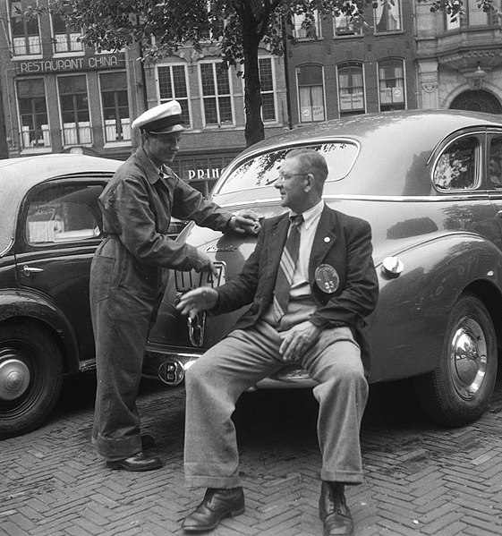 File:Autoschoonmaakbedrijf op parkeerplaats Rokin, Bestanddeelnr 904-0610.jpg