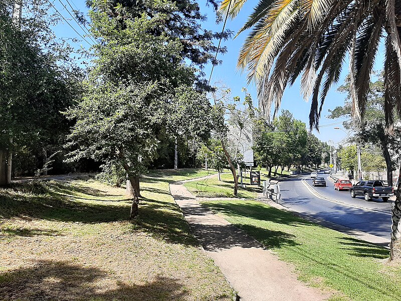 File:Avenida Tobalaba en Peñalolén.jpg