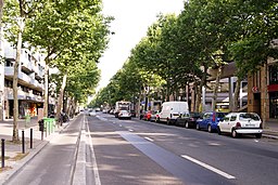 Avenue Daumesnil à Paris 2011.jpg