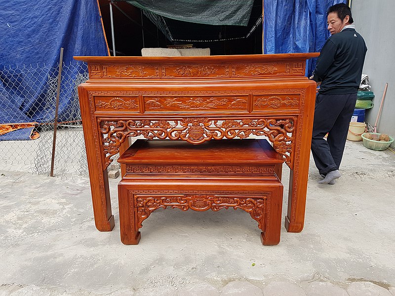 File:Bàn thờ gia đình.jpg