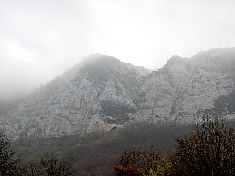 File:Bél-kő in fog.jpg