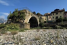 Le rovine di Ponte Vecchio sulle rive di Borgo Piave.