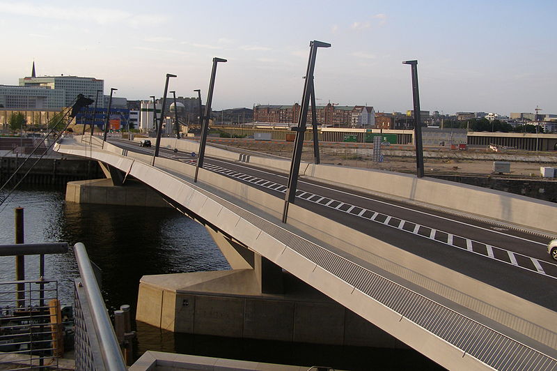 File:Baakenhafenbrücke from View Point.jpg