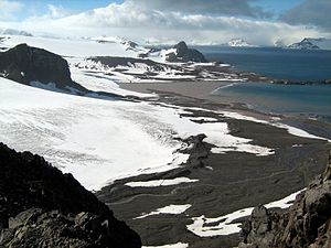 Mündungsgebiet des Baranowski-Gletschers (links, mit dem Nunatak Siodło) in die Admiralty Bay (rechts)