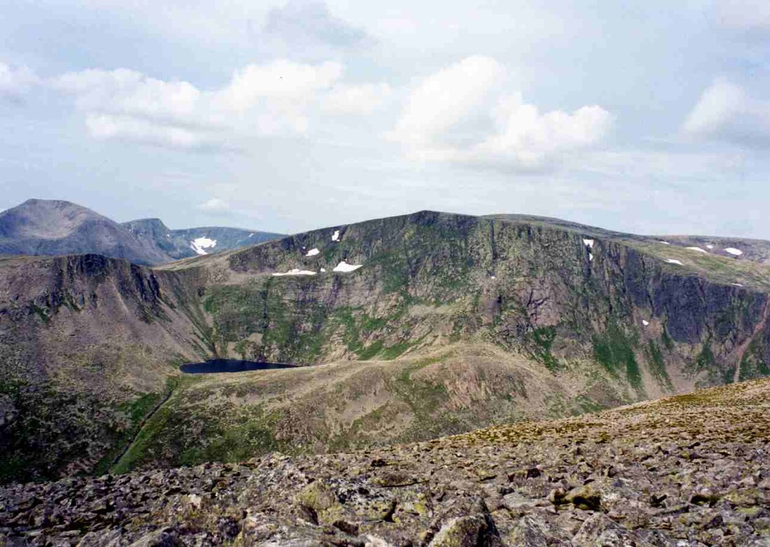 File:Ben Macdui from Derry Cairngorm.jpg