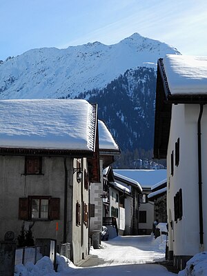 Bergün-Bravuogn - dedinská cesta v zime.jpg