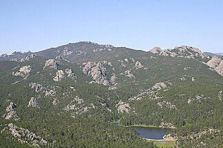 Kilátás a Black Elk Peak északkeleti oldalára, az előtérben a Horsethief tóval