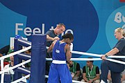 Deutsch: Boxen bei den Olympischen Jugendspielen 2018 Tag 12, 18. Oktober 2018 - Finale Leichtgewicht Mädchen – Junioren-Weltmeisterin und dreifache Juniorinnen-Europameisterin Caroline Sara DuBois (Großbritannien, blau) schlägt Juniorinnen-Asienmeisterin Porntip Buapa (Thailand, rot). English: Boxing at the 2018 Summer Youth Olympics on 18 October 2018 – Girls' lightweight Gold Medal Bout – Caroline Sara DuBois (Grat Britain, blue) wins over Porntip Buapa (Thailand, red). Español: Boxeo en los Juegos Olímpicos Juveniles de Verano de 2018 en 18 de octubre de 2018 - Combate de medalla de oro de peso ligero para niñas - Caroline Sara DuBois (Gran Bretaña, azul ) gana sobre Porntip Buapa (Tailandia, rojo).