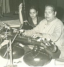 Brahm Sarup Singh hraje vichitra veena