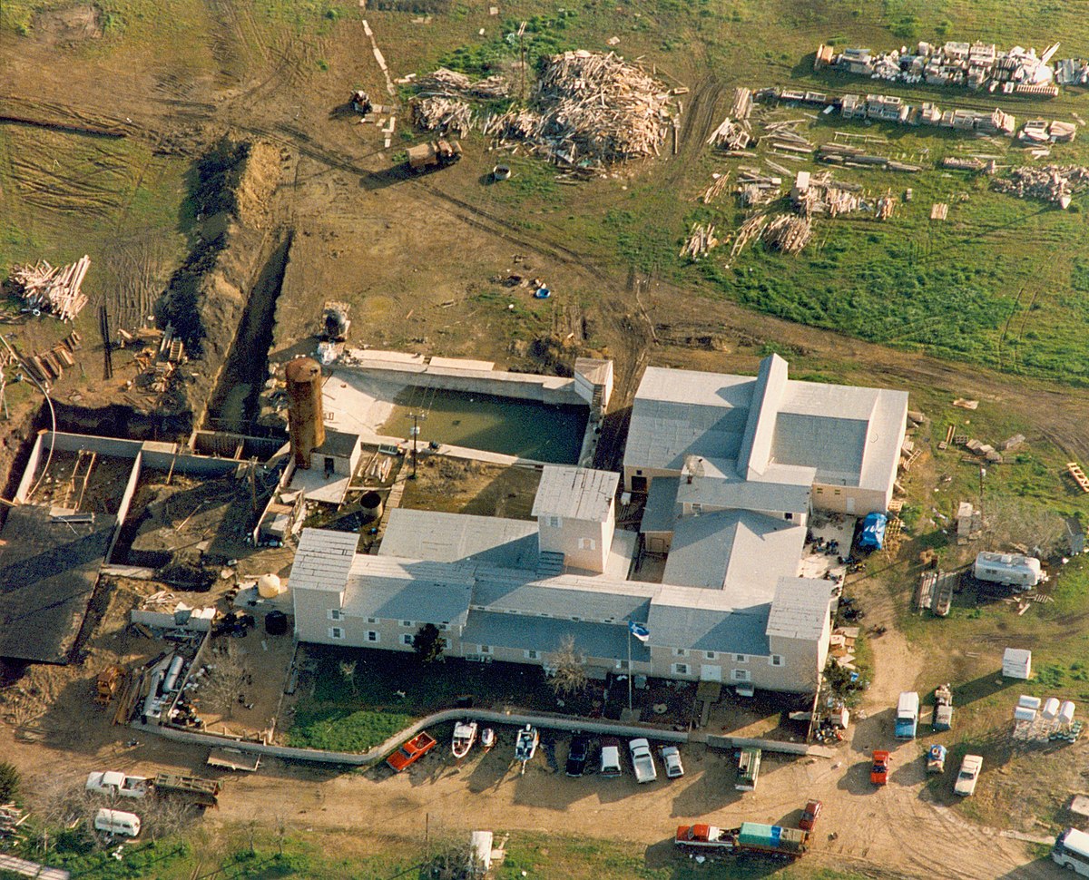 File:Branch Davidian Compound Near Waco.jpg - Wikimedia Commons.