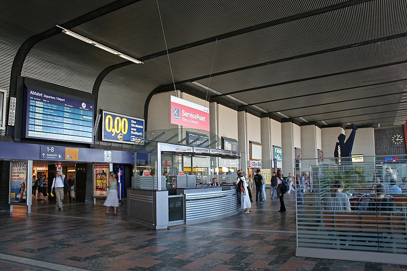 File:Braunschweig Hauptbahnhof Innenansicht 1.JPG