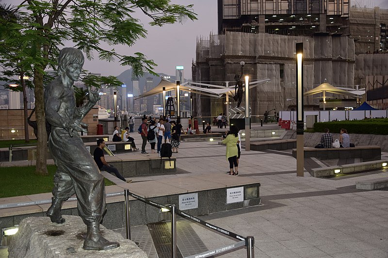 File:Bruce Lee Statue at Avenue of Stars, HongKong (Ank Kumar) 04.jpg