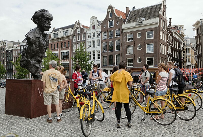 File:Brug 9- Torensluis over het Singel met toeristen rond het standbeeld van Mutatuli (buste door Hans Bayens, 1987) - Amsterdam - 20536113 - RCE.jpg