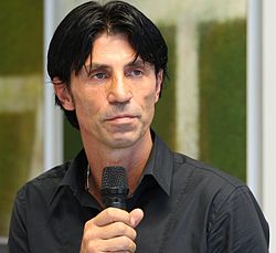 Bruno Hübner in the Eintracht Frankfurt Museum 2011 cropped.JPG