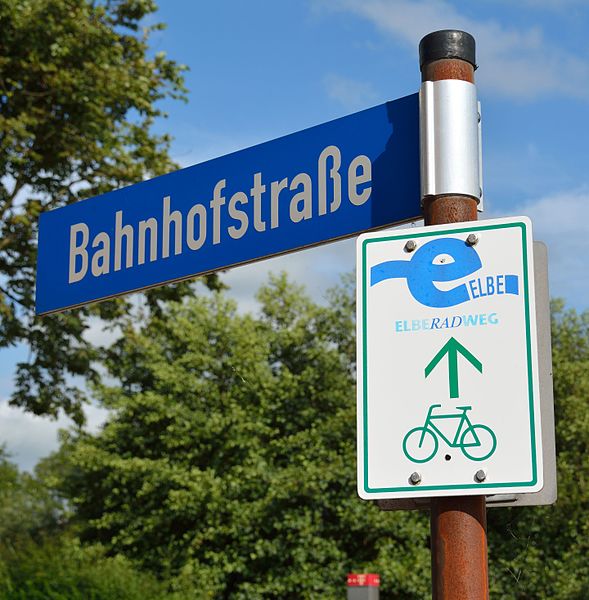 File:Brunsbüttel, Hinweis Elbe-Radweg NIK 2682 (cropped).jpg