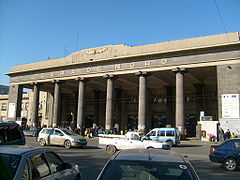 Le bâtiment voyageurs et l'entrée de la gare ferroviaire.