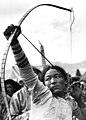 Bundesarchiv Bild 135-S-18-07-16, Tibetexpedition, Volksfest, Bogenschütze.jpg