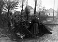 نیروهای مجارستانی در حومه بوداپست، نوامبر ۱۹۴۴، اسلحه ضد تانک ۷٫۵ سانتی‌متری پاک ۴۰ را به کار گرفتند