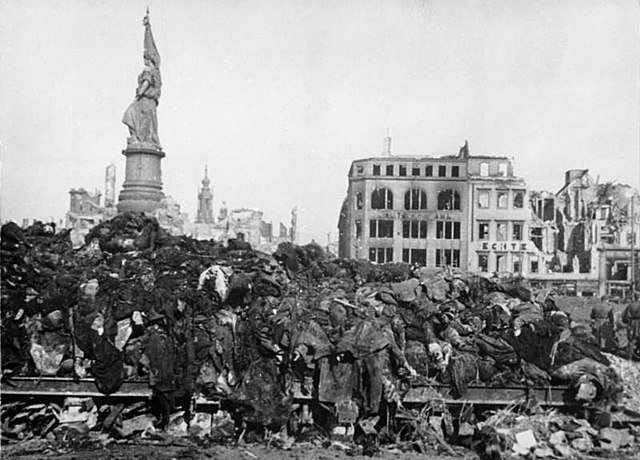 Drezno w lutym 1945 po bombardowaniu