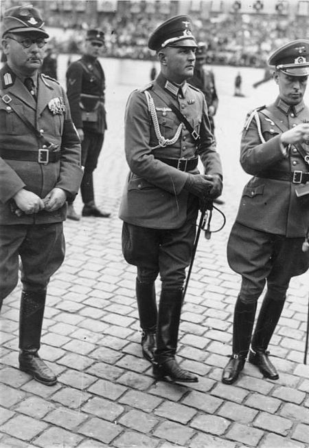 Bundesarchiv Bild 183-1988-0107-503, Major Friedrich Hoßbach (Mitte).jpg