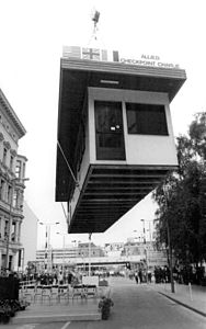 Berliinin rajavalvonta-asema Checkpoint Charlieta poistetaan 22. kesäkuuta 1990.