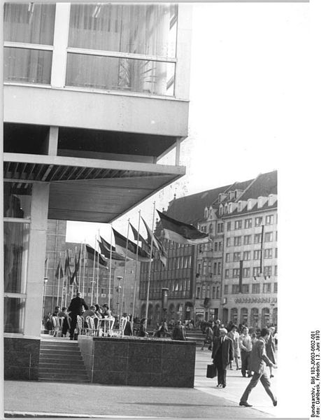File:Bundesarchiv Bild 183-J0603-0602-001, Leipzig, Sachsenplatz, Mokka-Bar, Terrasse.jpg