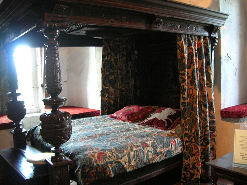 File:Bunratty Castle jacobean bed.jpg