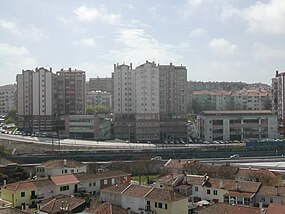 Prédios da Buraca junto da Linha de Sintra e do túnel da CRIL