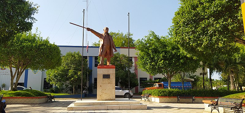 File:Busto Juan Sánchez Ramírez.jpg