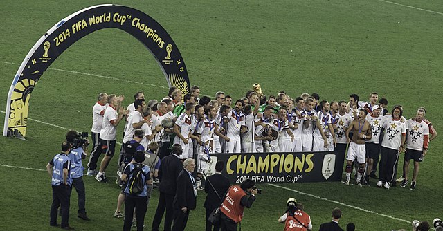 File:Roman Weidenfeller with the FIFA World Cup trophy - 2014.jpg