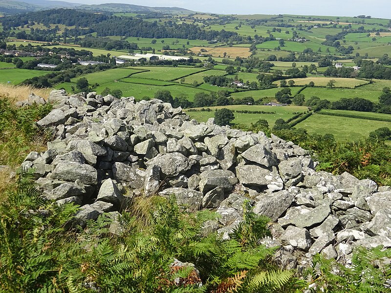 File:Caer Drewyn Celtic Hillfort between the Clwydian Range and the Berwyn Mountains, Corwen, Wales; early Iron Age 12.jpg