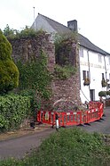 Turm südwestlich von The Hanbury Arms und an diesen befestigt